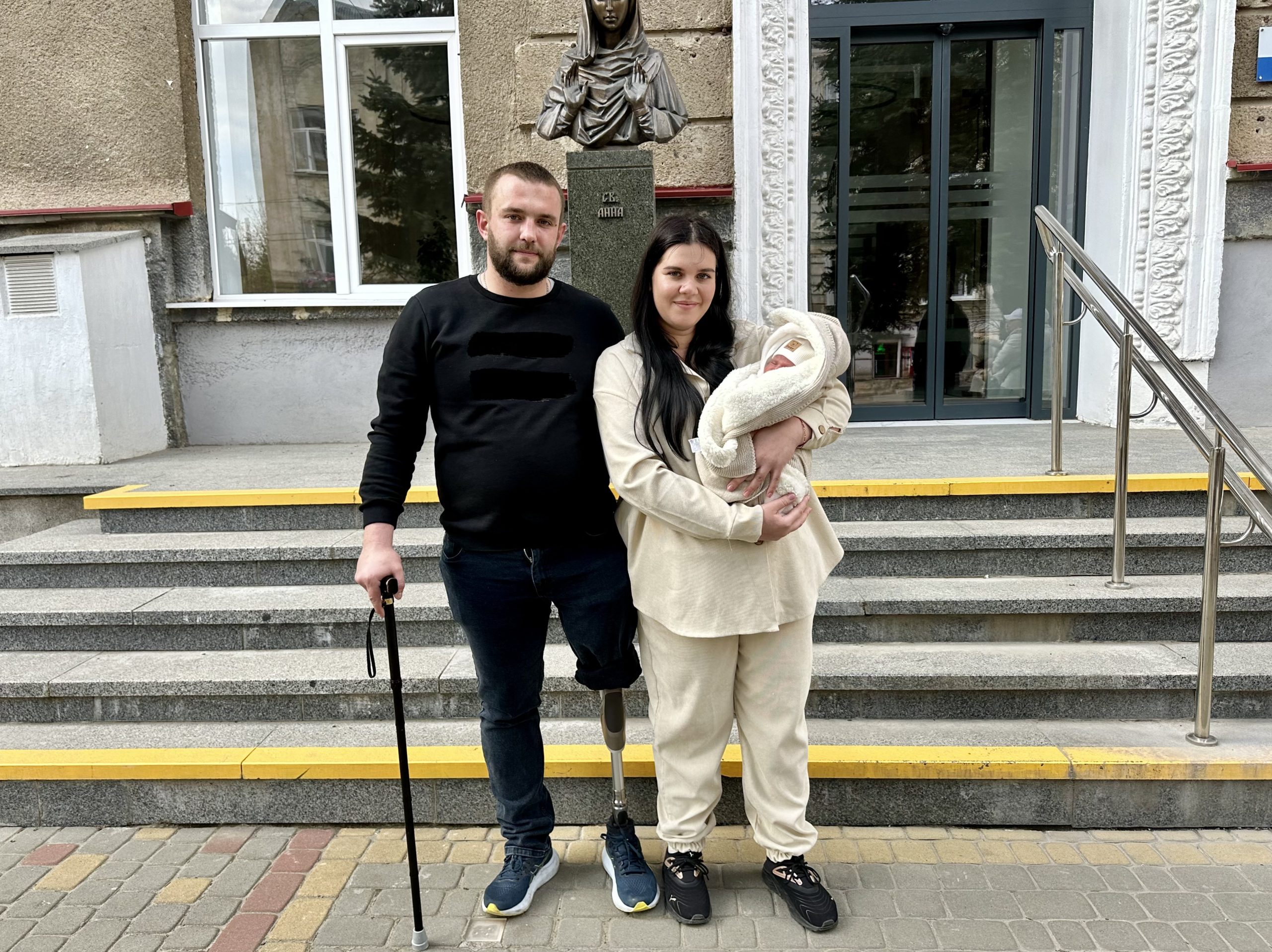 Ветеран, який втратив ногу на війні, став батьком і особисто перерізав пуповину новонароджену синові! 