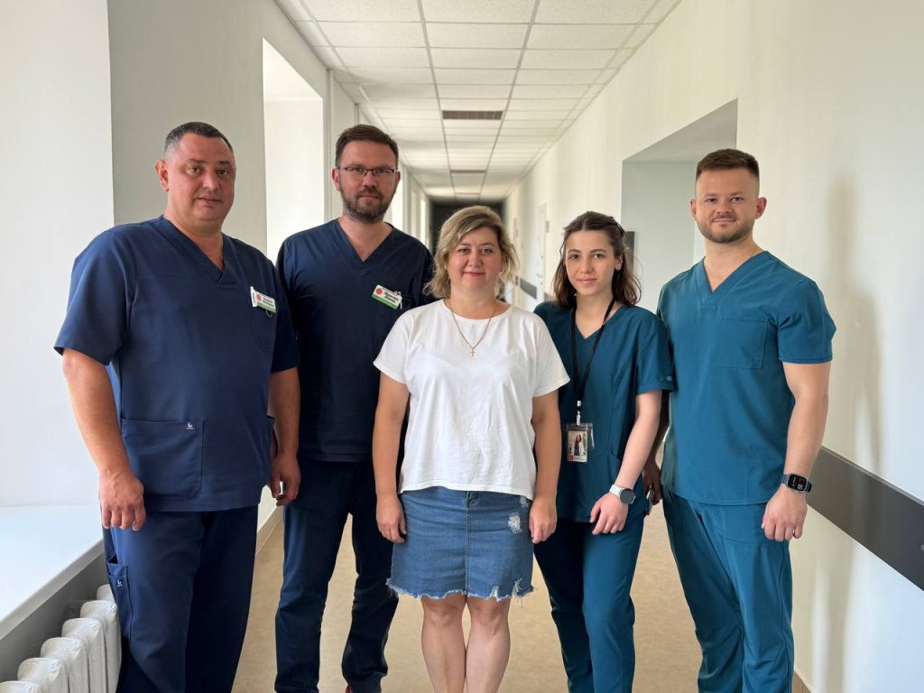 На фото команда лікарів
