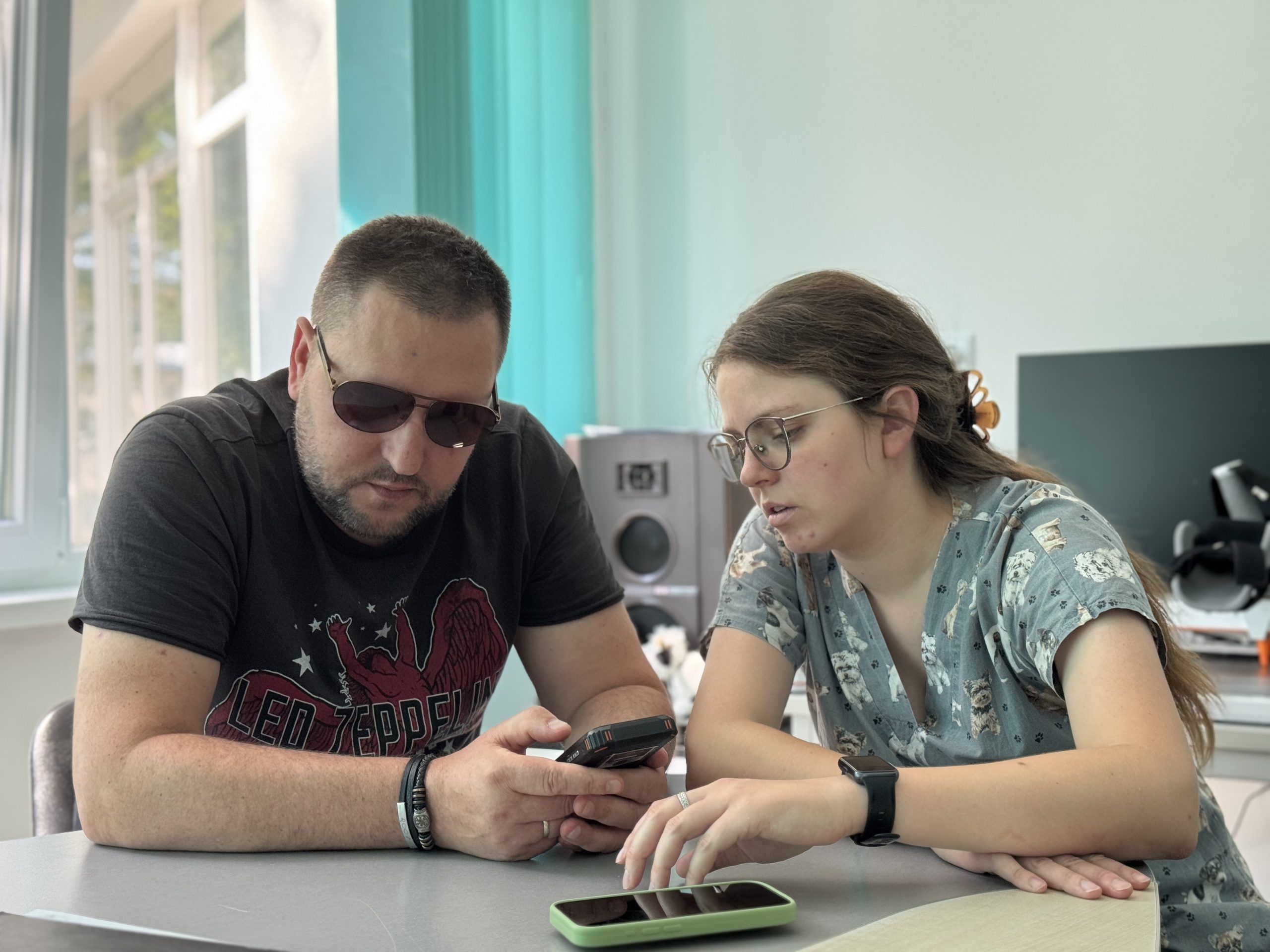 Вчиться жити у темряві. Але водночас не втрачає надії колись знову побачити світло. 