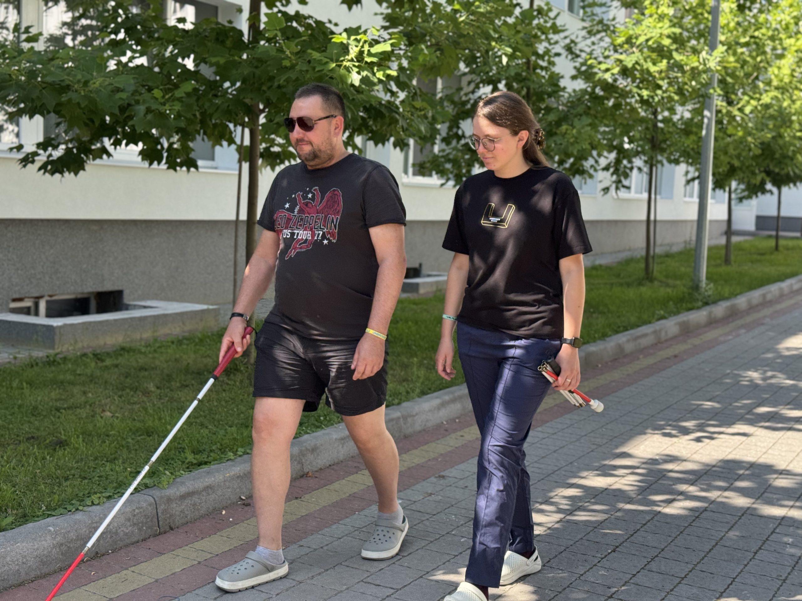 Вчиться жити у темряві. Але водночас не втрачає надії колись знову побачити світло. 