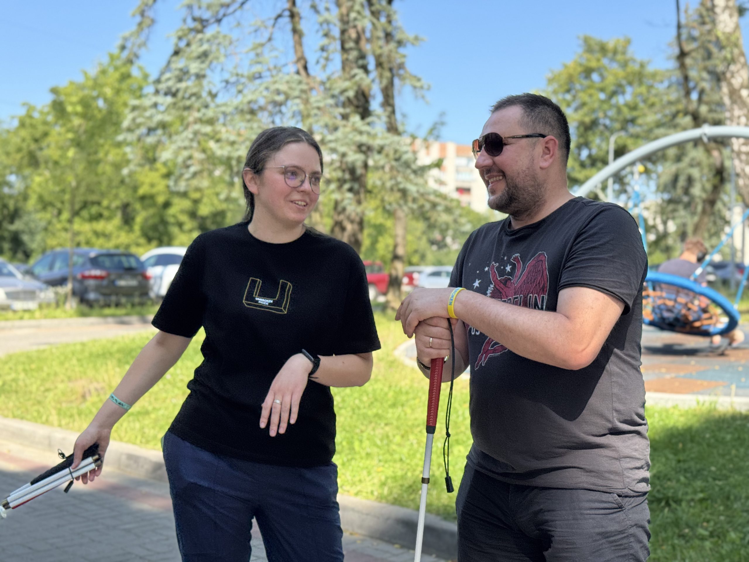 Вчиться жити у темряві. Але водночас не втрачає надії колись знову побачити світло. 