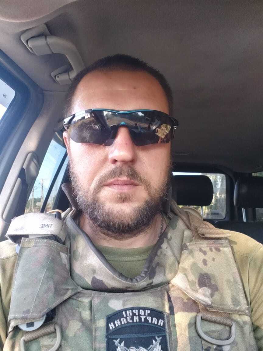 Вчиться жити у темряві. Але водночас не втрачає надії колись знову побачити світло. 