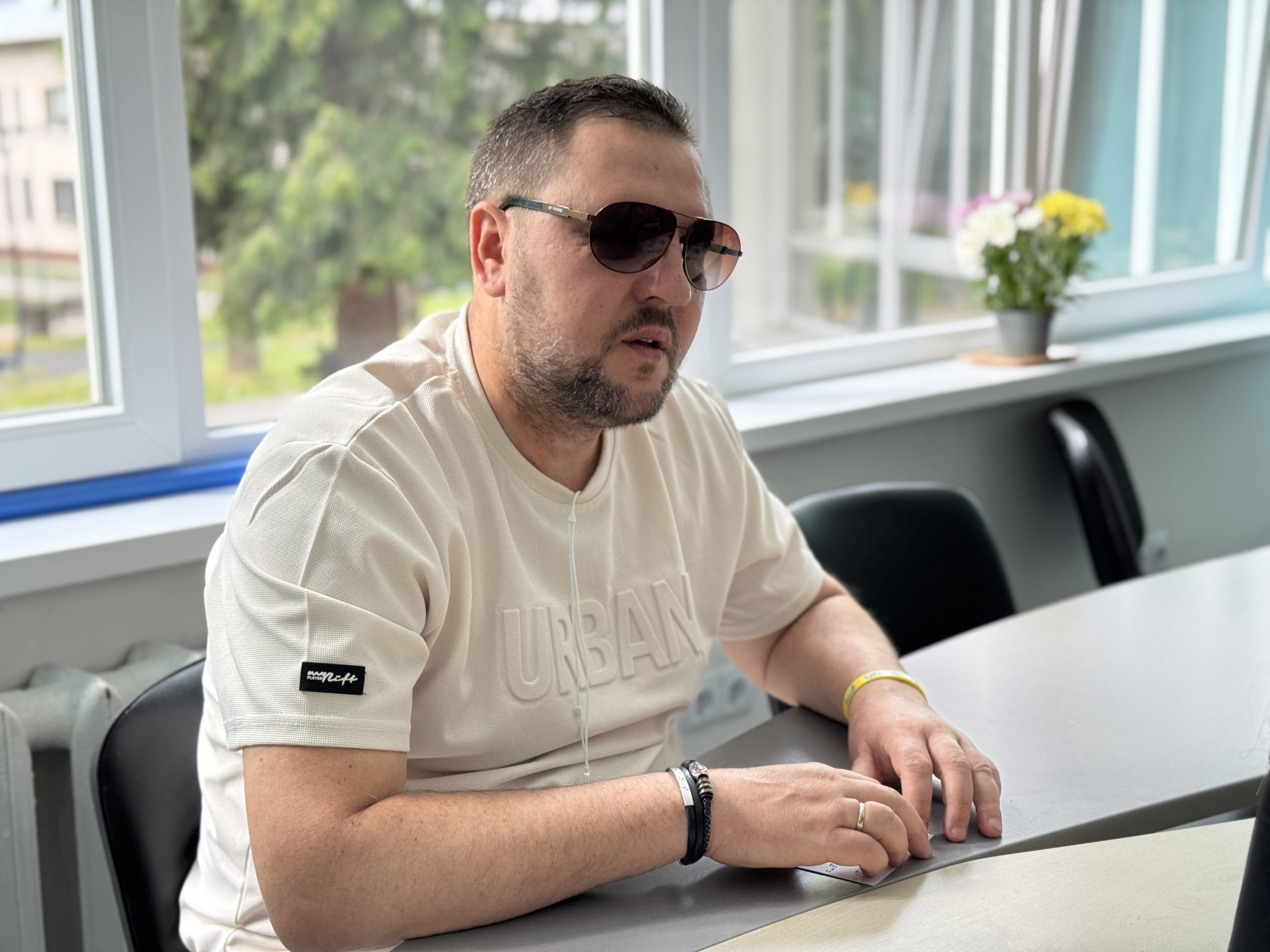 Вчиться жити у темряві. Але водночас не втрачає надії колись знову побачити світло. 