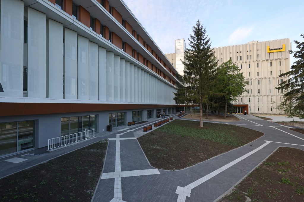 фасад поліклініки на Мазепи