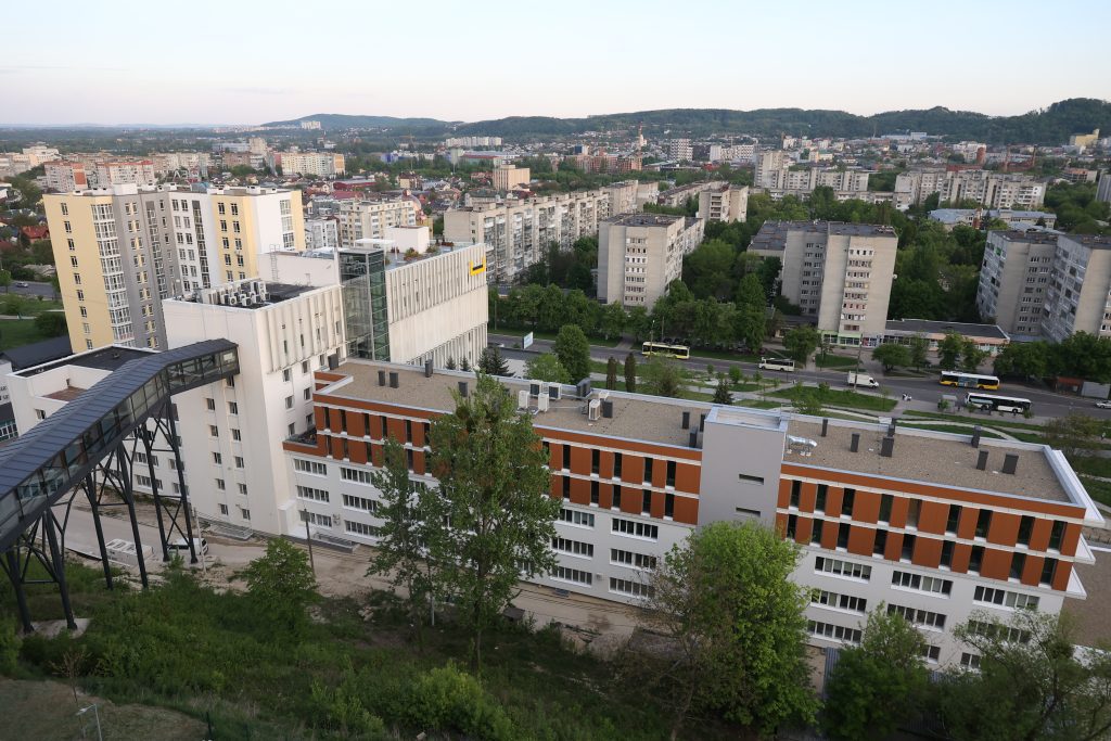 Будівля амбулаторно-поліклінічного центру на Мазепи, 25, вид згори