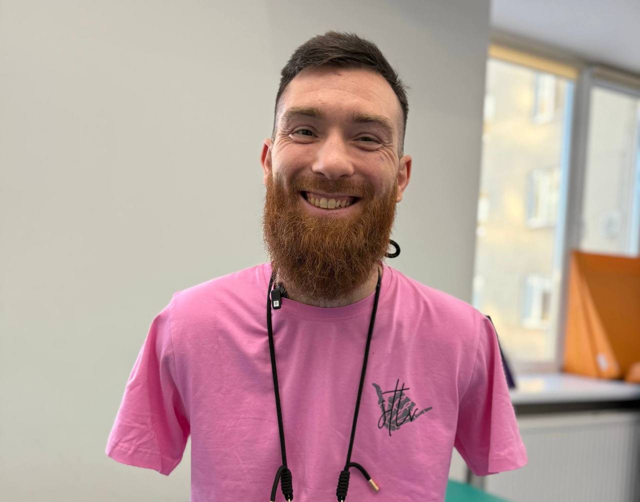 Користується телефоном, натискаючи на екран кінчиком носа