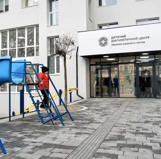 вхід в дитячу поліклініку на орлика