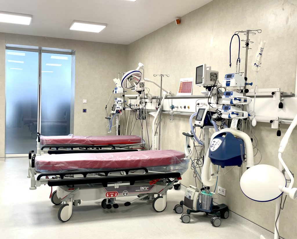 ліжка в операційному залі відділення невідкладної медичної допомоги Лікарні Святого Миколая