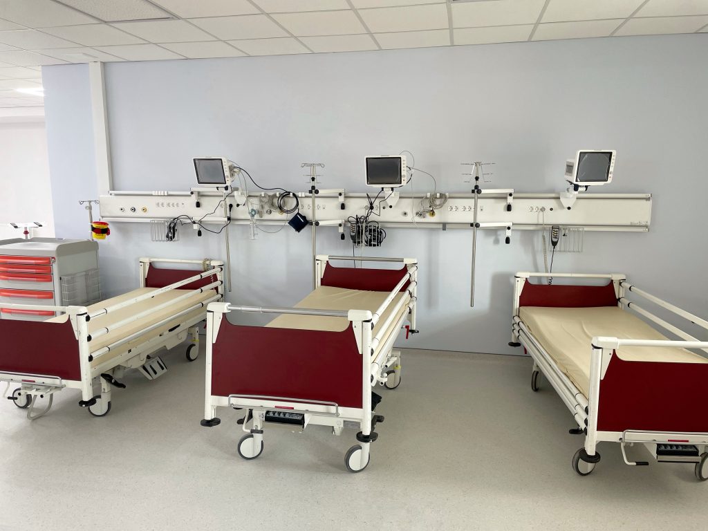 ліжка у відділенні невідкладної медичної допомоги Лікарні Святого Миколая