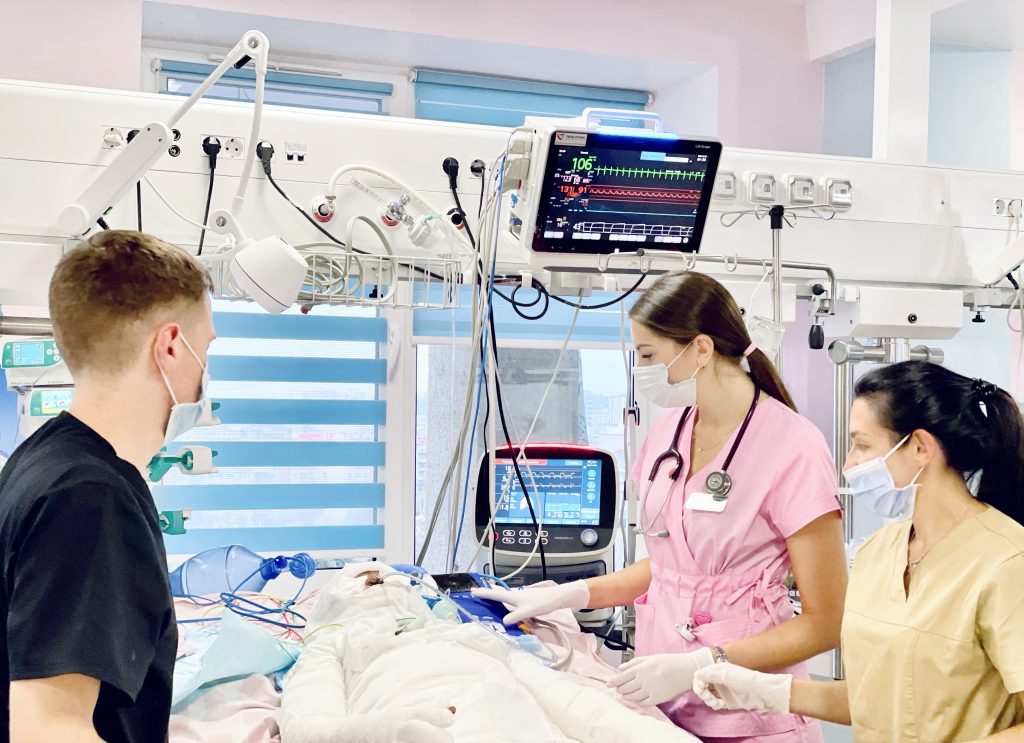 лікарі проводять моніторинг стану пацієнта в реанімації
