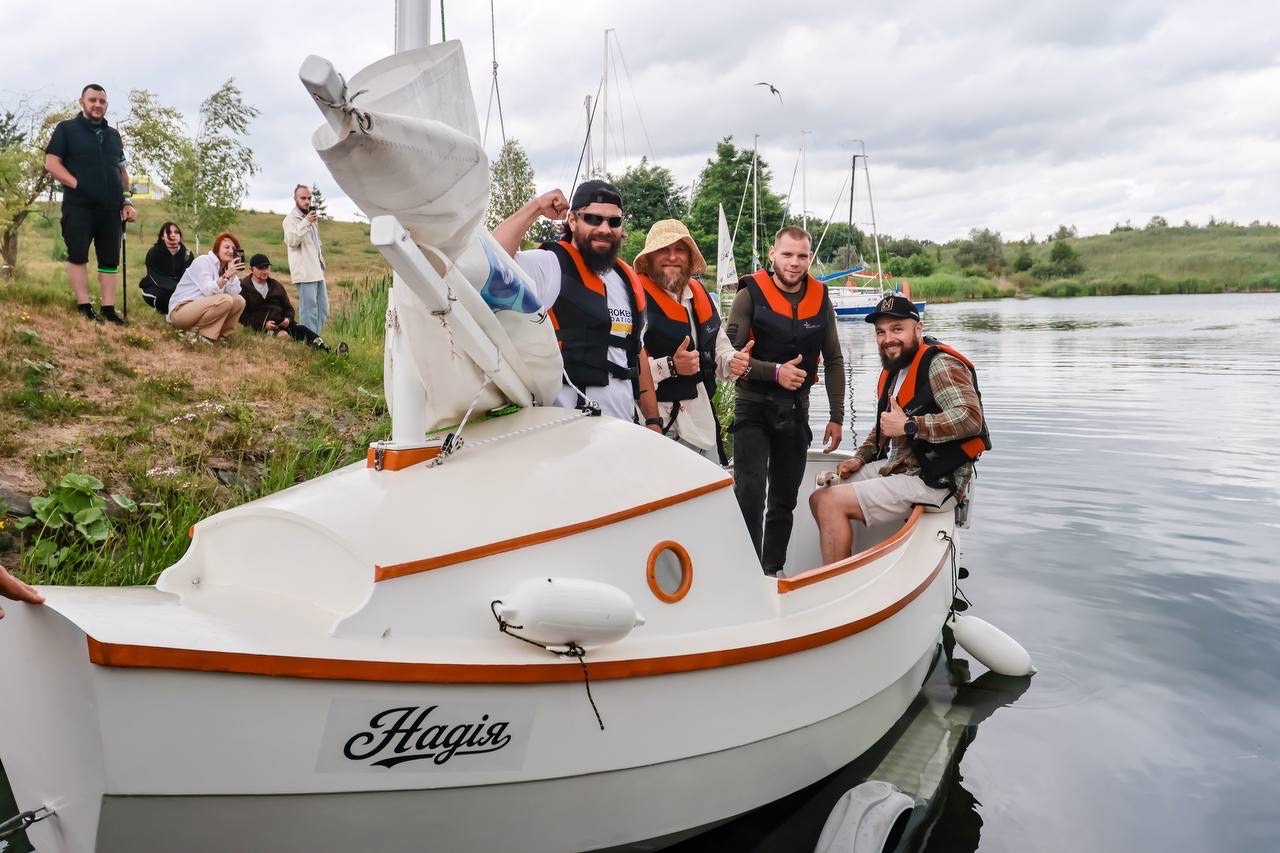 Перший спуск на воду! НЕЗЛАМНІ спустили яхту, яку власноруч збудували під час реабілітації