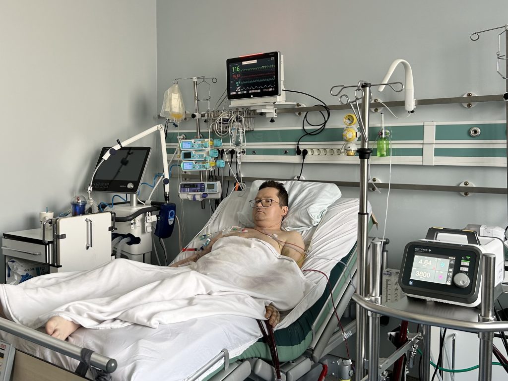 Чоловік в очікуванні донорського серця перебуває у Львові у відділенні інтенсивної терапії