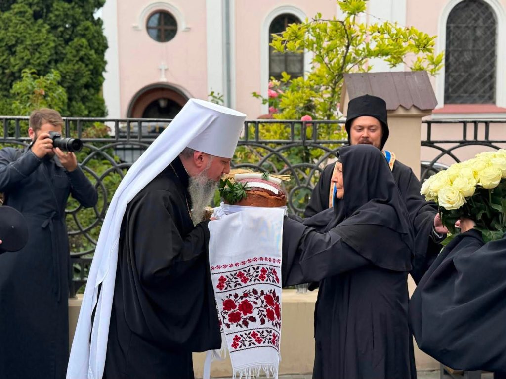 Митрополит Епіфаній з монахами